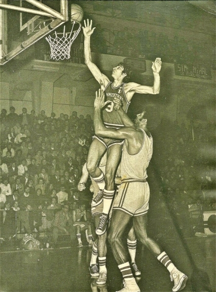 Renzo Bariviera al tiro in maglia Simmenthal